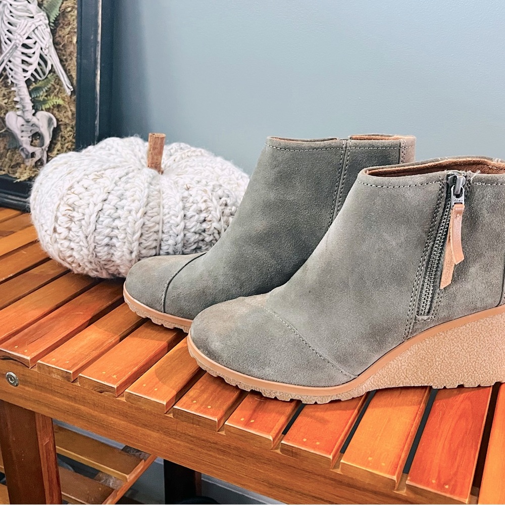 Women’s size 8 Tom’s wedges sage green